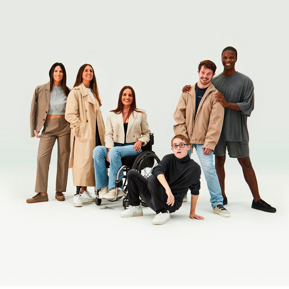 Foto de una sesión de fotos de Timpers, en la que todos tienen algun tipo de discapacidad.
