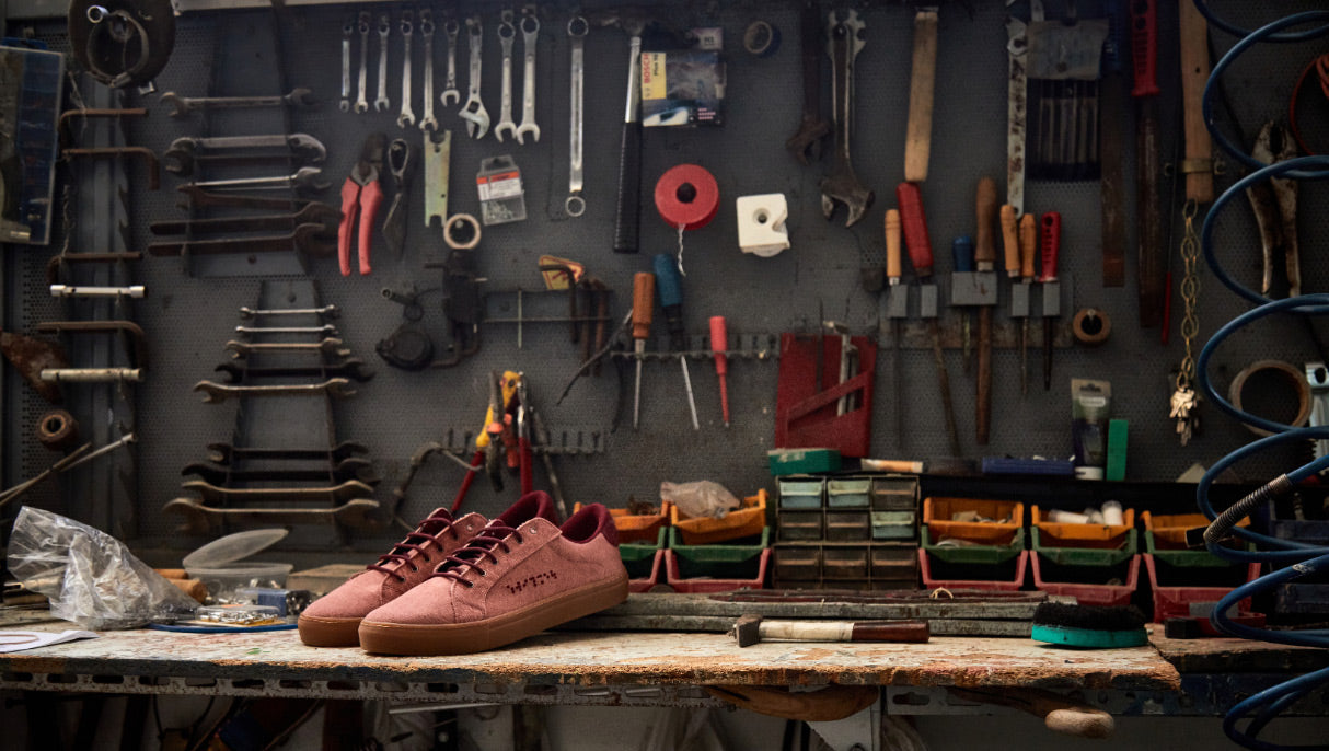 taller de calzado que aparecen unas zapatillas