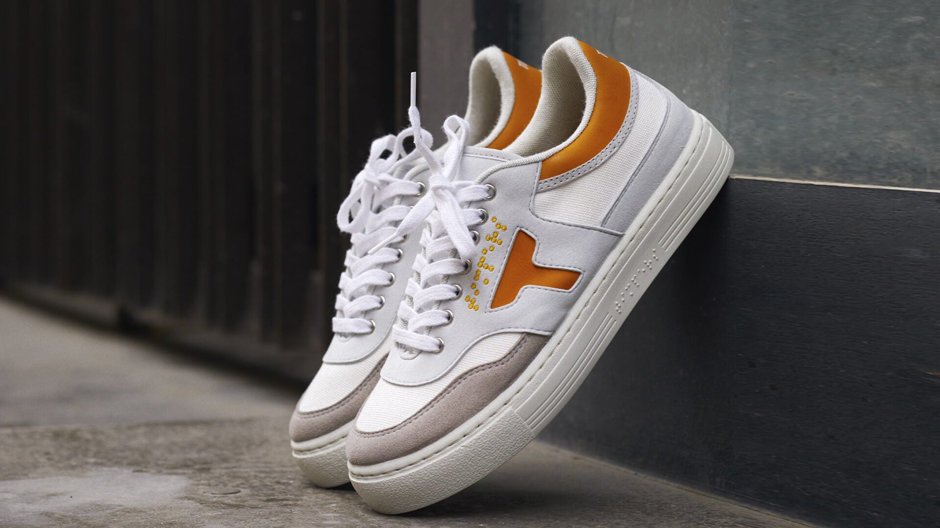 ZAPATILLA TREND DE TIMPERS, COLOR PRINCIPAL BLANCO CON DETALLES EN AMARILLO MOSTAZA.