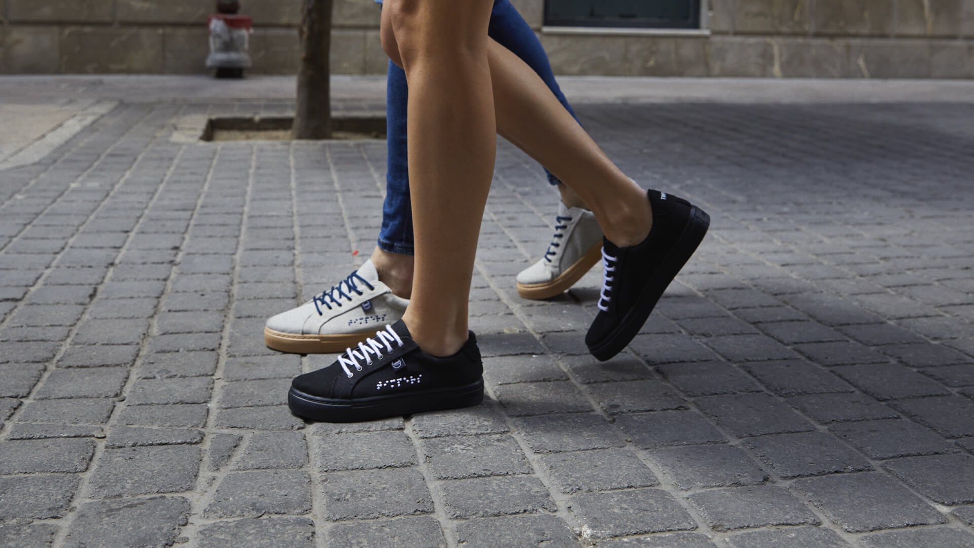 ZAPATILLAS VULCAN UNISEX DE LA MARCA TIMPERS BRAND, SALEN 2 PERSONAS ANDANDO.