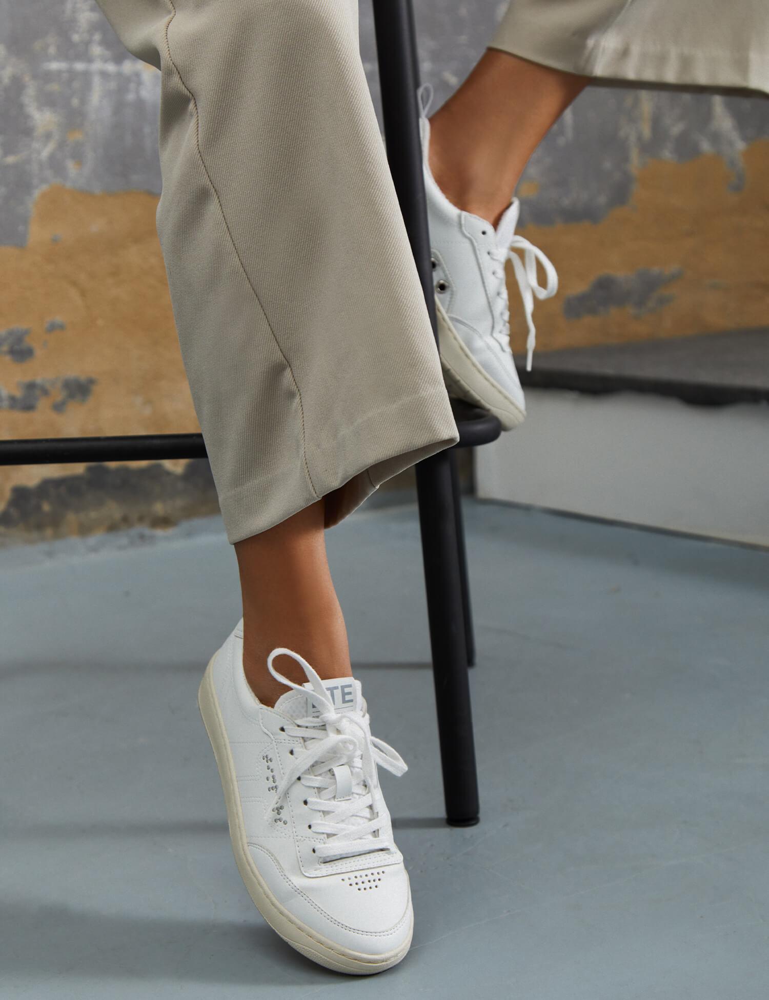 Zapatilla blanca con suela un tono color crema con puntera y trasera blanca. Son zapatillas unisex.