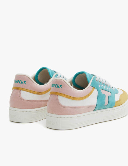 Zapatilla de hombre y mujer. Zapatilla unisex. Zapatilla de estilo más deportivo. El color que predomina es el rosa, azul y amarillo.La zapatilla tiene detalles en blanco. Los cordones son color blanco al igual que la suela.