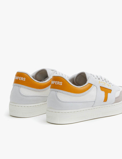 Zapatilla de hombre y mujer. Zapatilla unisex. Zapatilla de estilo más deportivo. El color que predomina es el mostaza y blanco .La zapatilla tiene detalles en blanco. Los cordones son color blanco al igual que la suela.