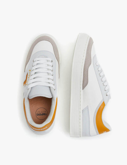 Zapatilla de hombre y mujer. Zapatilla unisex. Zapatilla de estilo más deportivo. El color que predomina es el mostaza y blanco .La zapatilla tiene detalles en blanco. Los cordones son color blanco al igual que la suela.